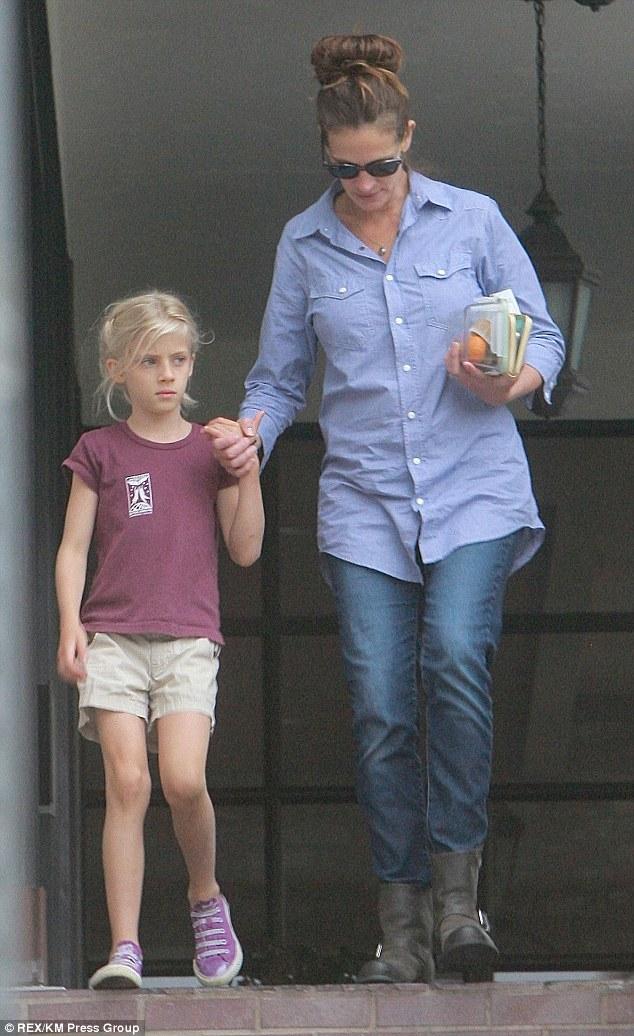 Julia Roberts Daughter Get The Lowdown On Hazel Moder